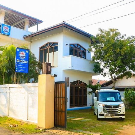 Like Mike Tourist Guest House & Restaurant Негомбо Екстериор снимка