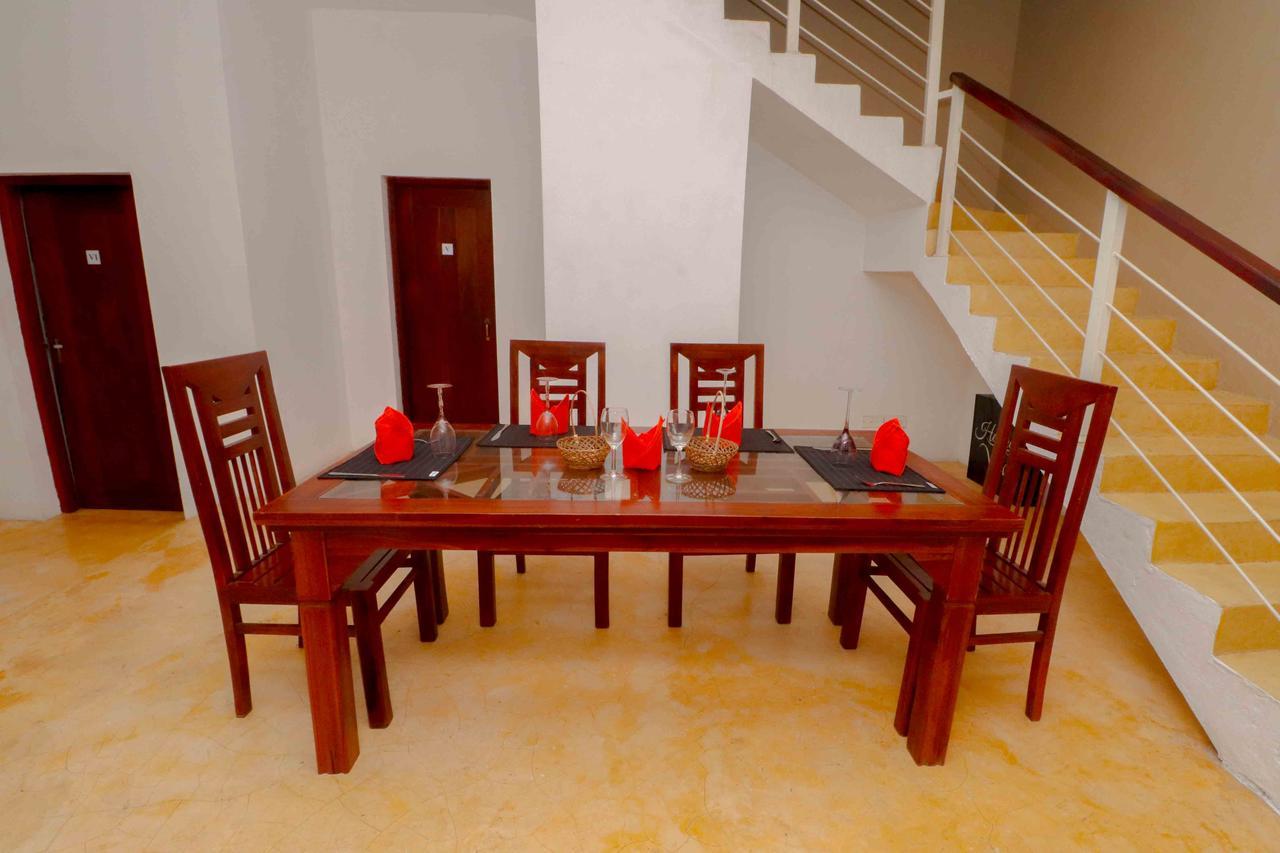 Like Mike Tourist Guest House & Restaurant Негомбо Екстериор снимка