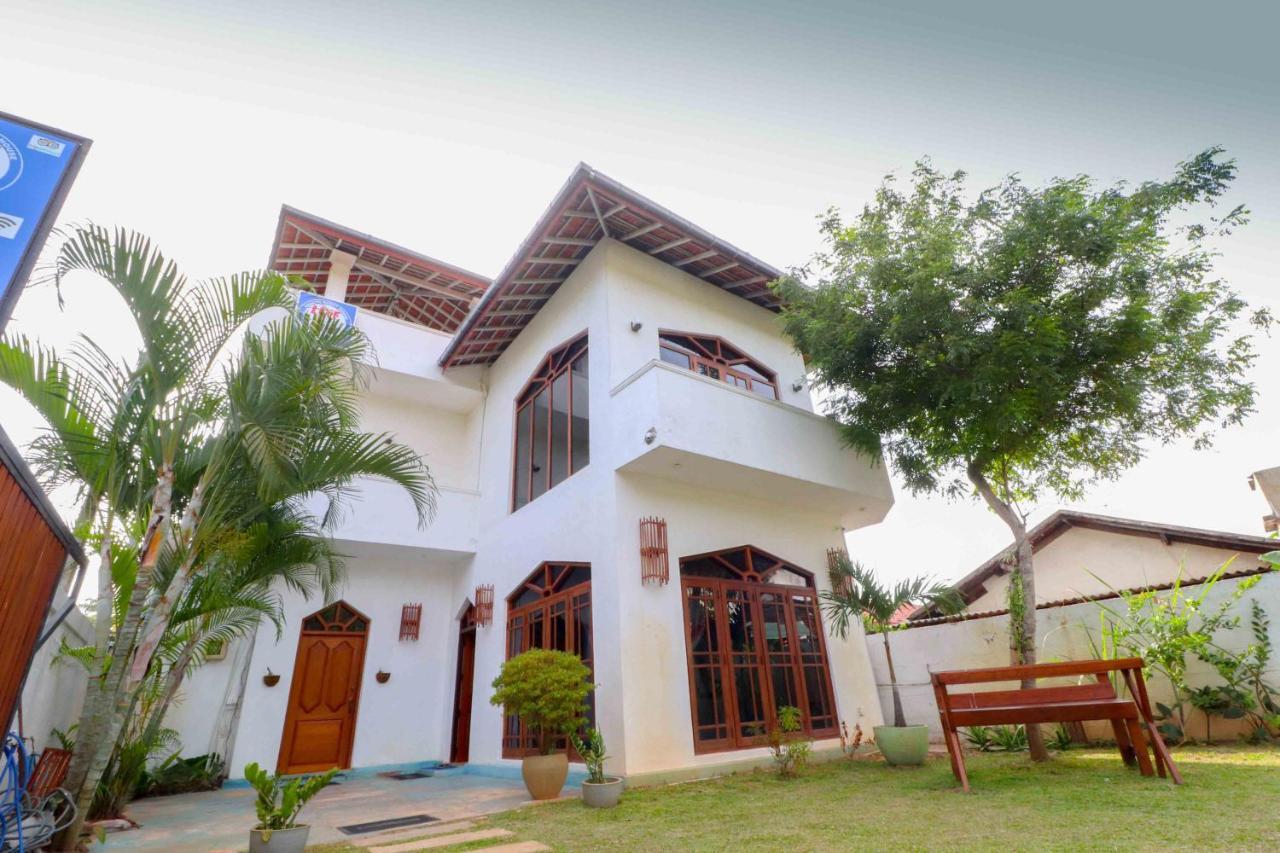 Like Mike Tourist Guest House & Restaurant Негомбо Екстериор снимка