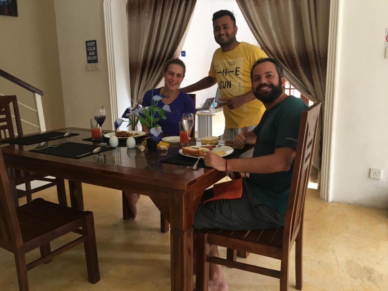 Like Mike Tourist Guest House & Restaurant Негомбо Екстериор снимка
