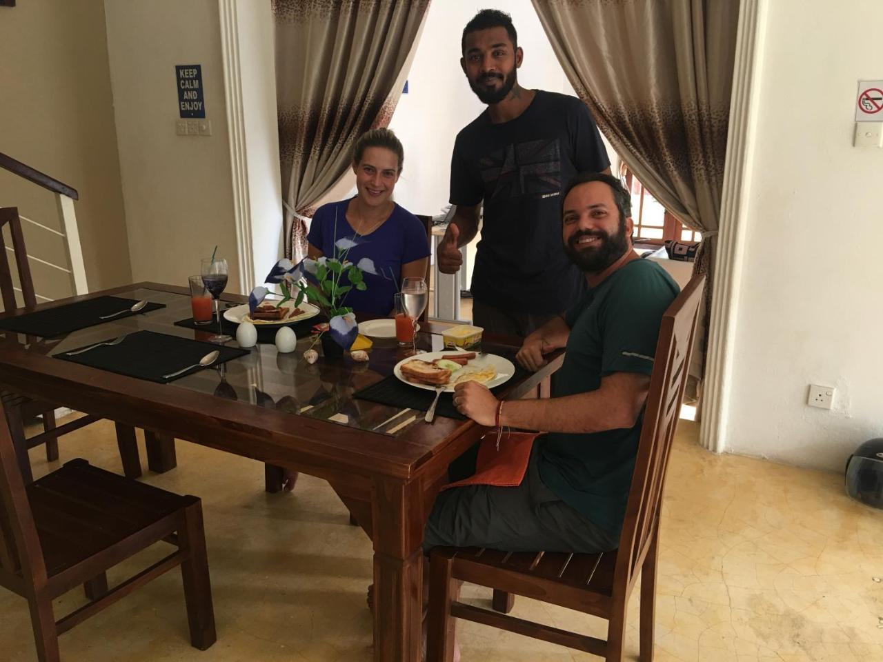 Like Mike Tourist Guest House & Restaurant Негомбо Екстериор снимка