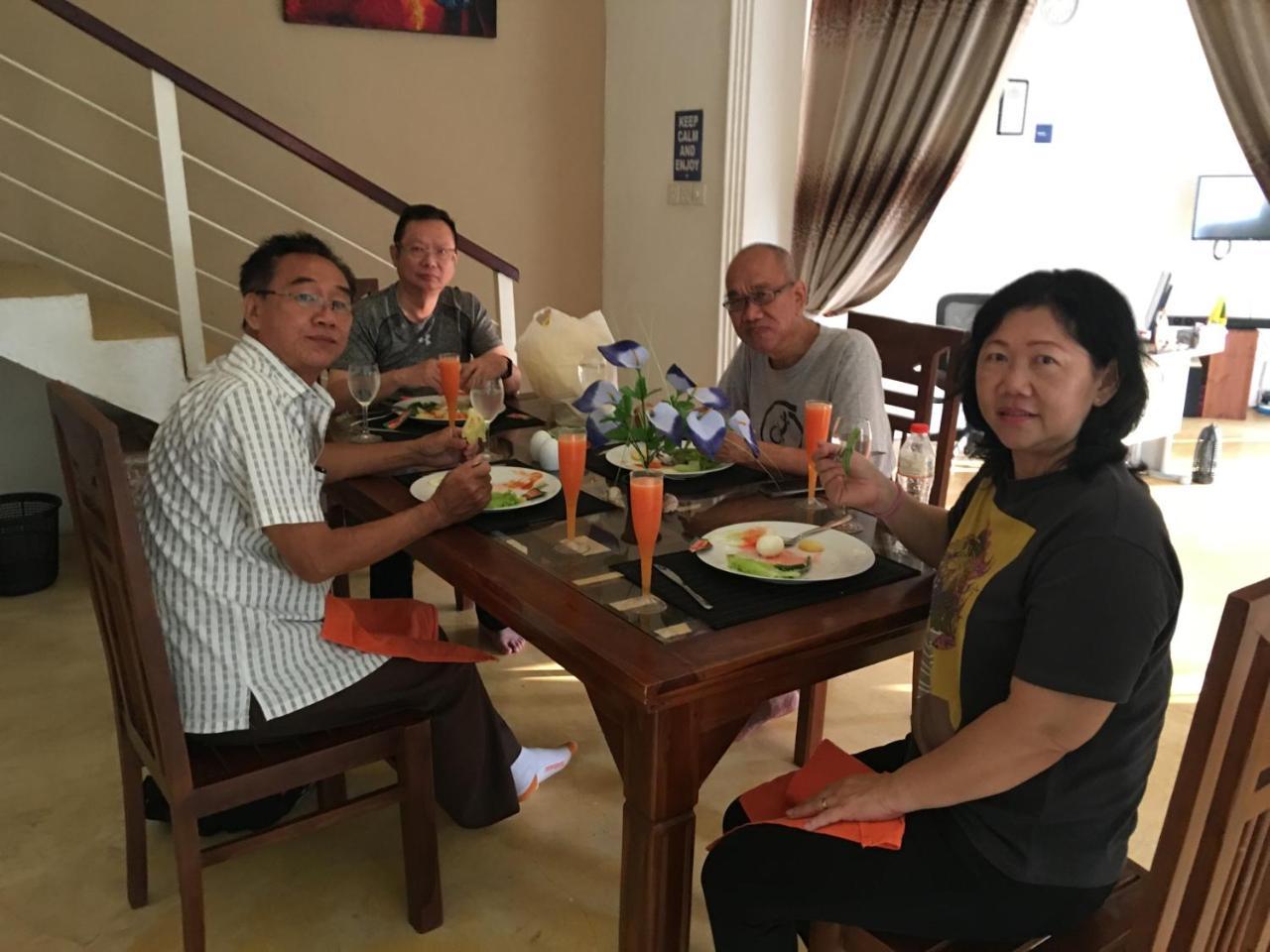 Like Mike Tourist Guest House & Restaurant Негомбо Екстериор снимка