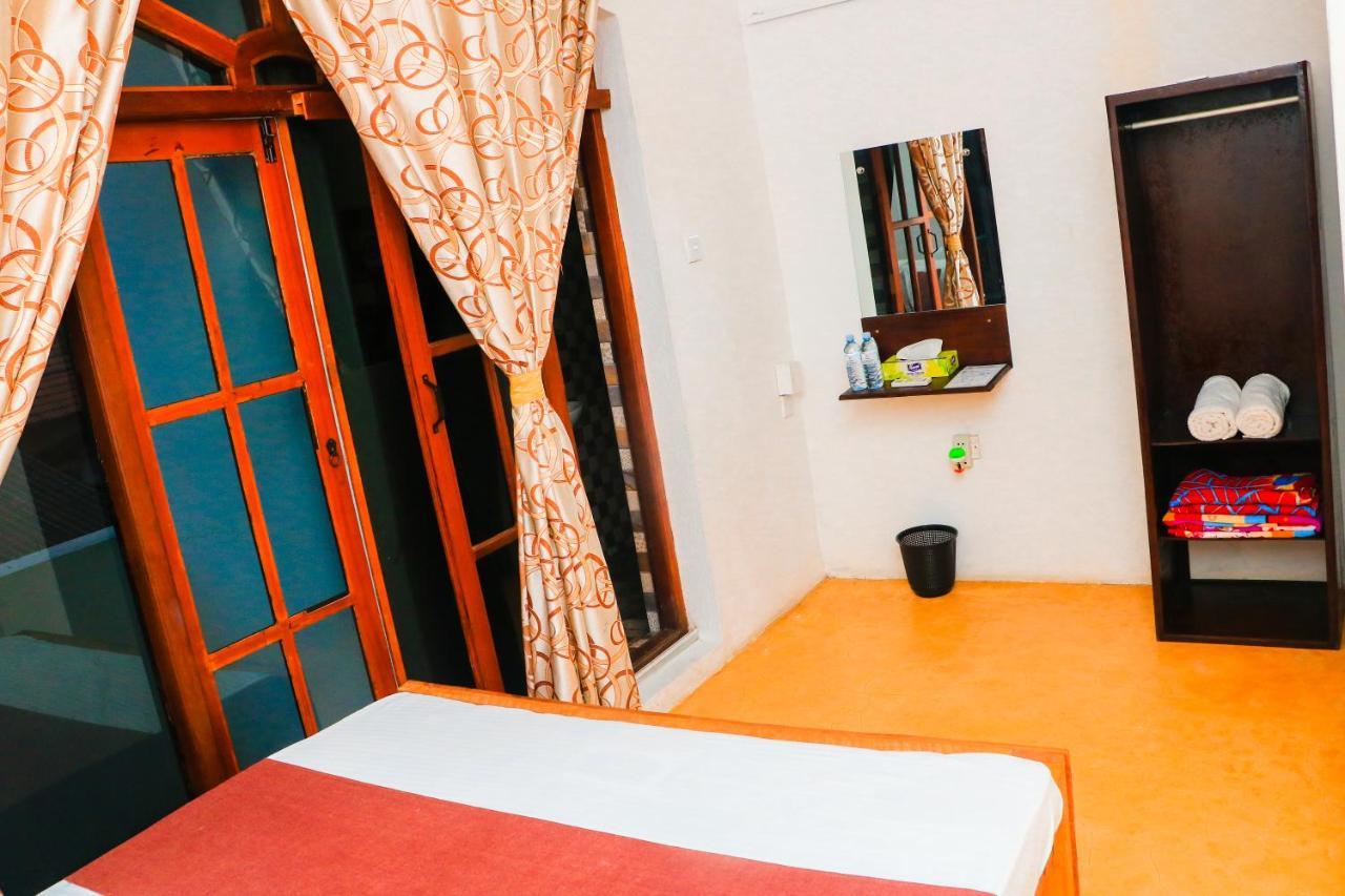 Like Mike Tourist Guest House & Restaurant Негомбо Екстериор снимка