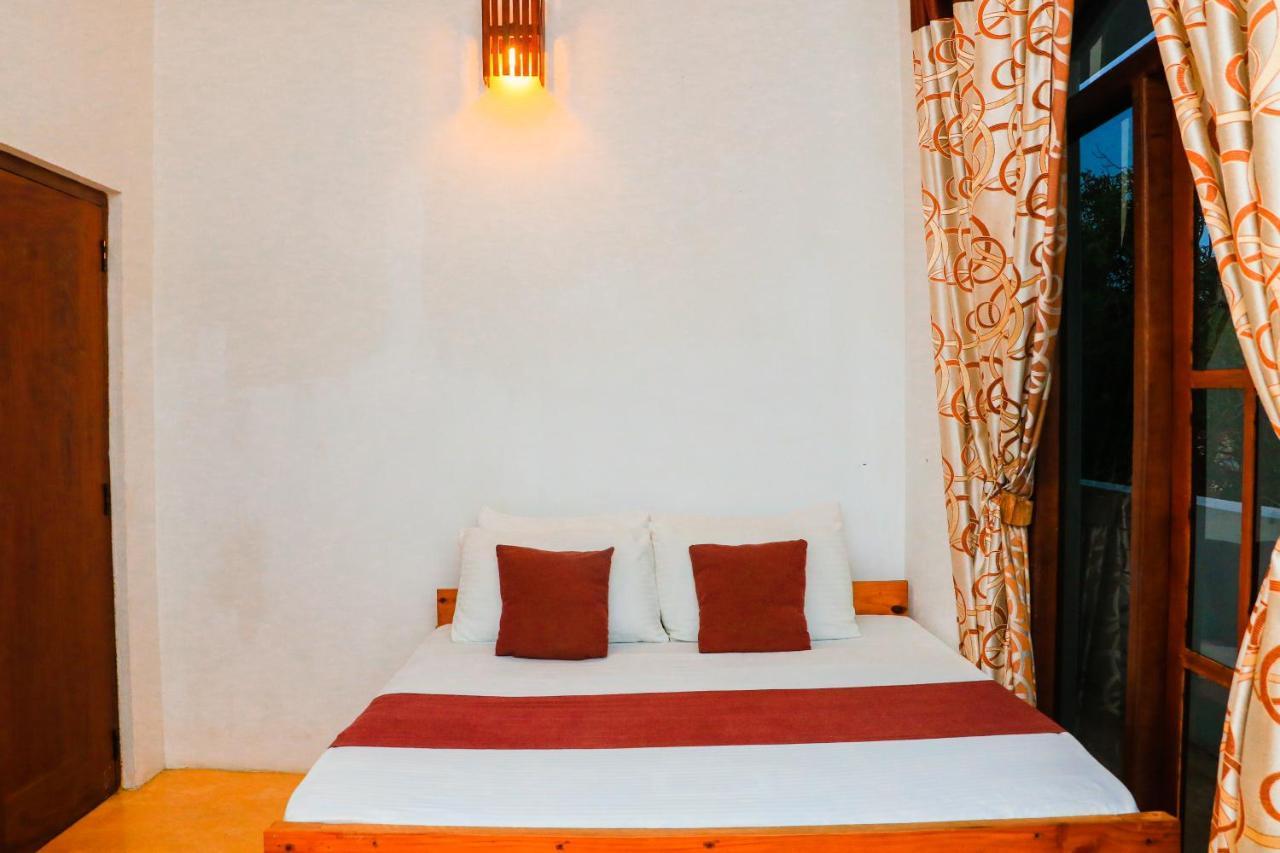 Like Mike Tourist Guest House & Restaurant Негомбо Екстериор снимка