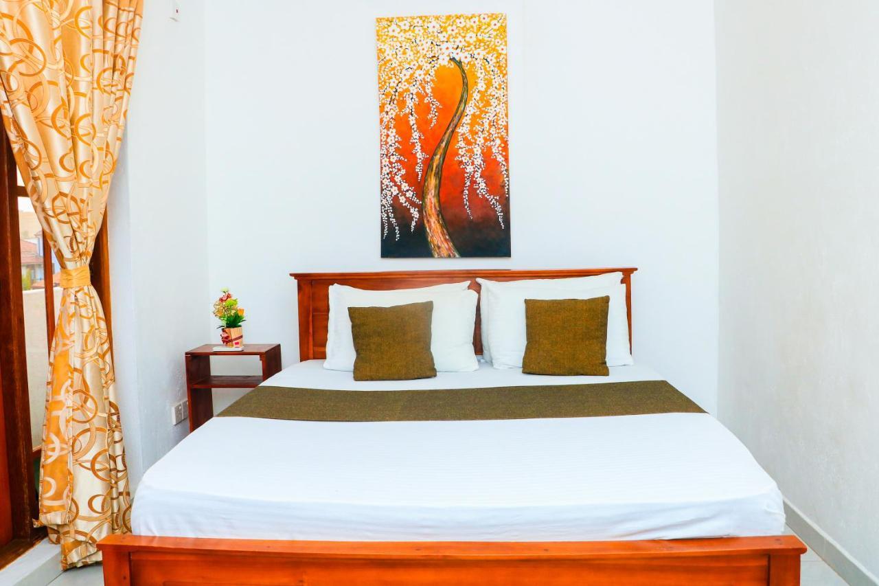 Like Mike Tourist Guest House & Restaurant Негомбо Екстериор снимка