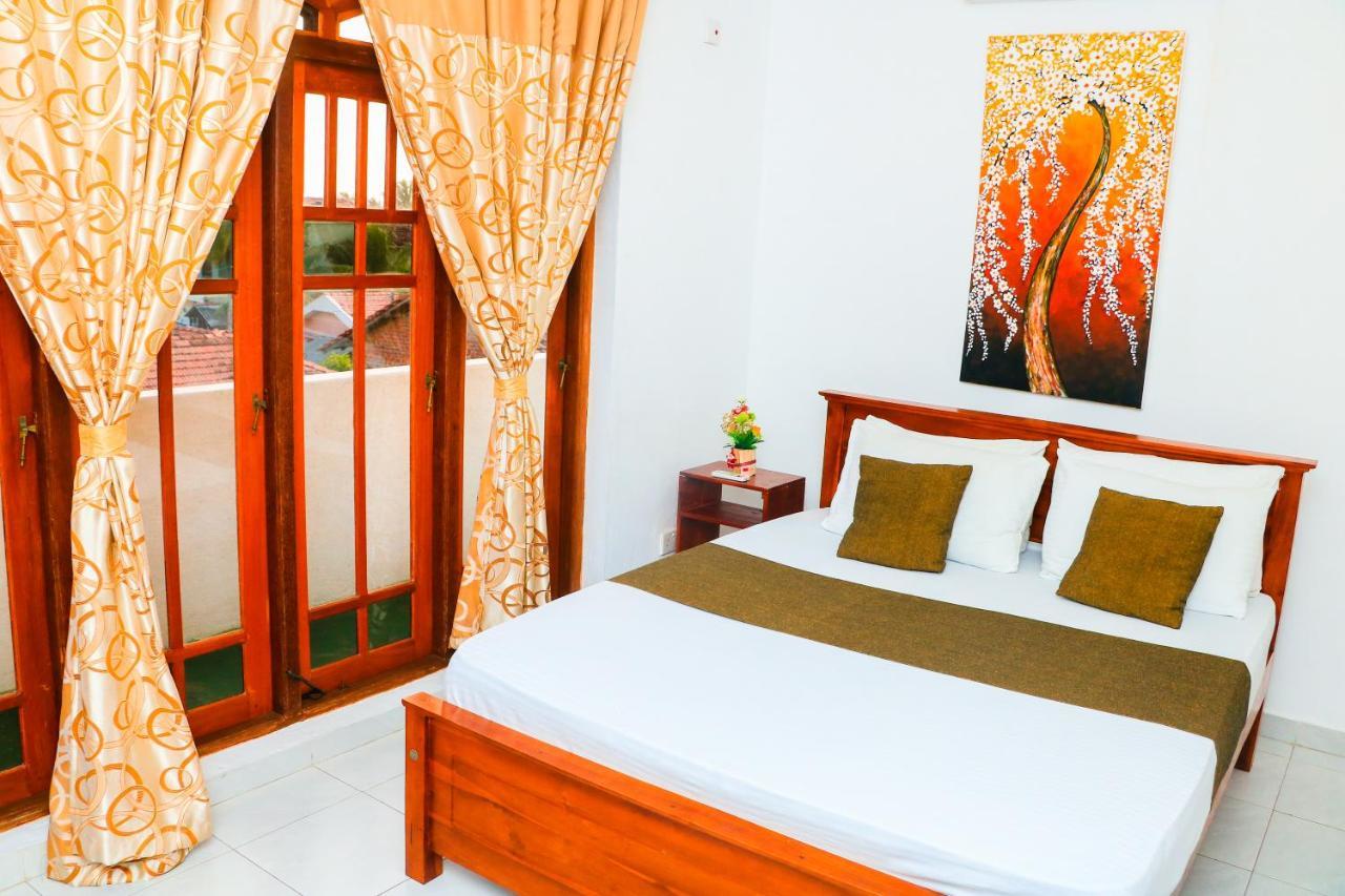 Like Mike Tourist Guest House & Restaurant Негомбо Екстериор снимка
