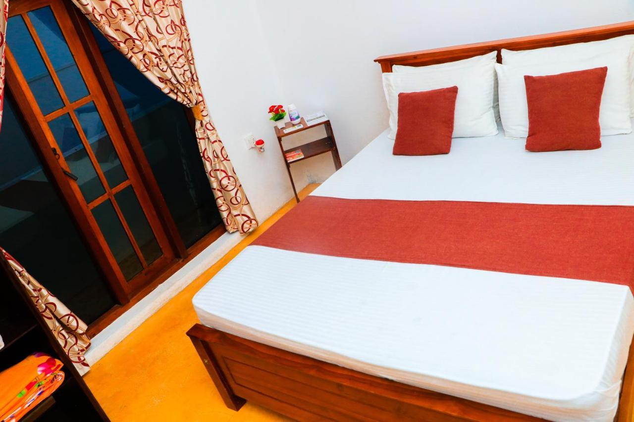 Like Mike Tourist Guest House & Restaurant Негомбо Екстериор снимка