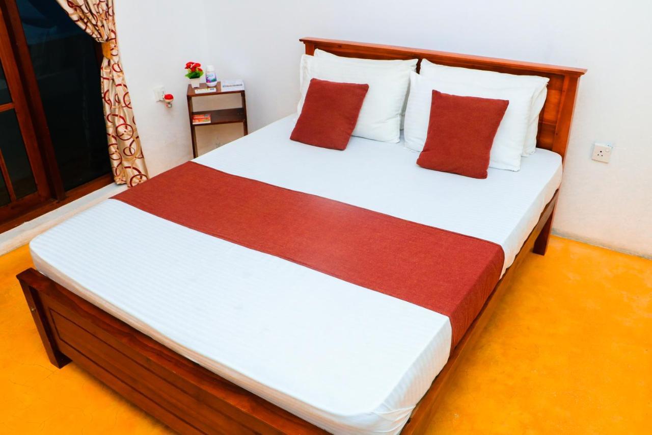 Like Mike Tourist Guest House & Restaurant Негомбо Екстериор снимка