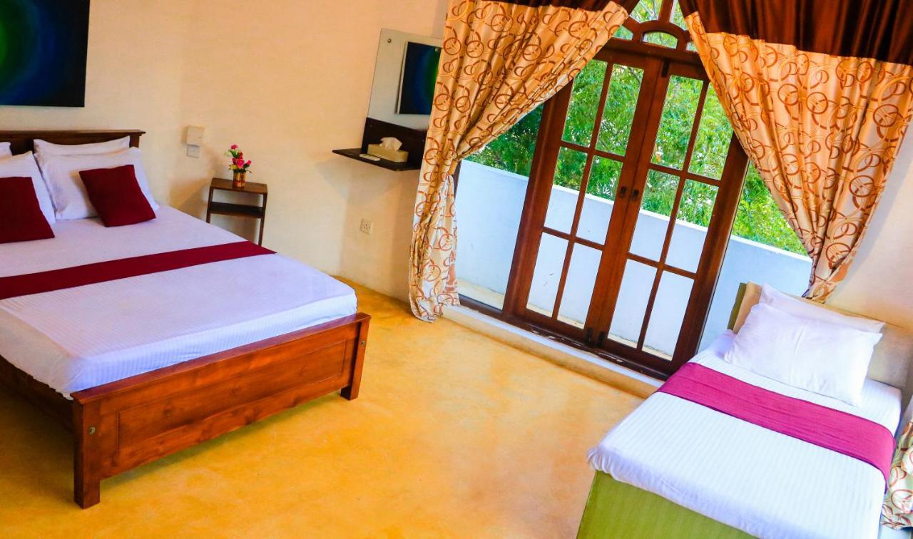 Like Mike Tourist Guest House & Restaurant Негомбо Екстериор снимка