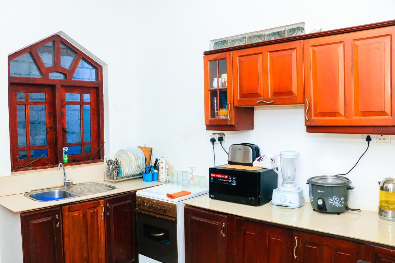 Like Mike Tourist Guest House & Restaurant Негомбо Екстериор снимка