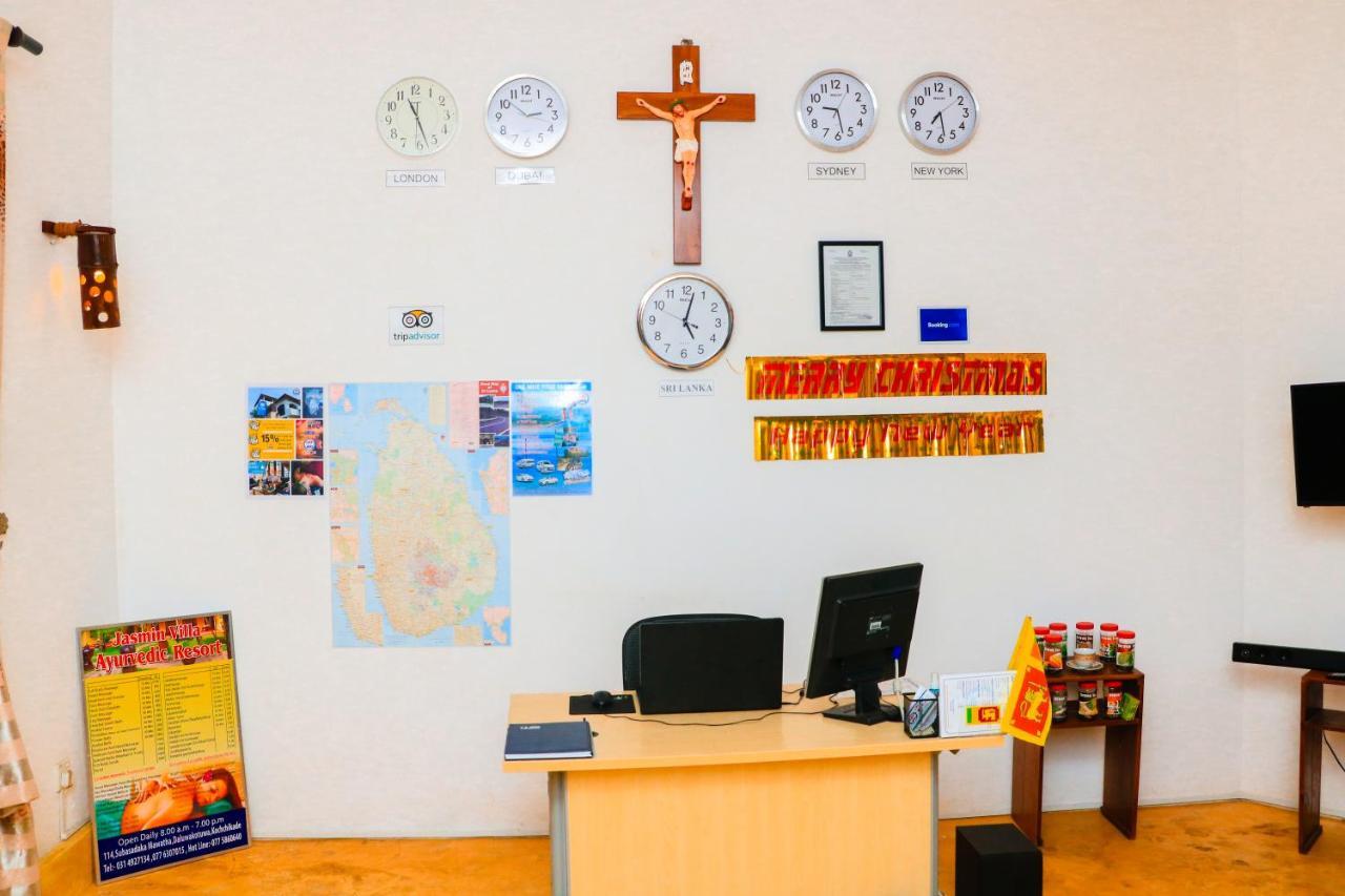 Like Mike Tourist Guest House & Restaurant Негомбо Екстериор снимка