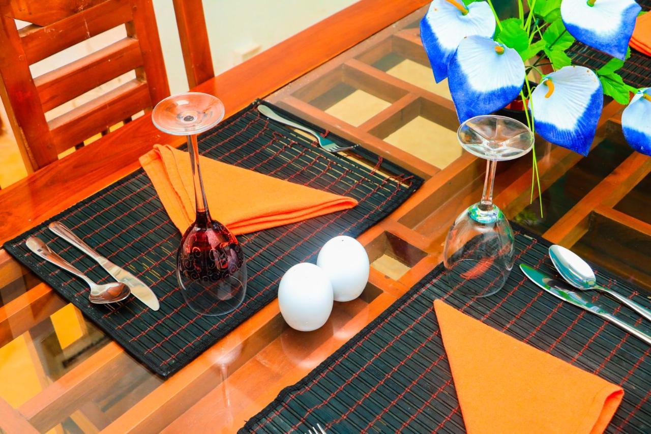 Like Mike Tourist Guest House & Restaurant Негомбо Екстериор снимка