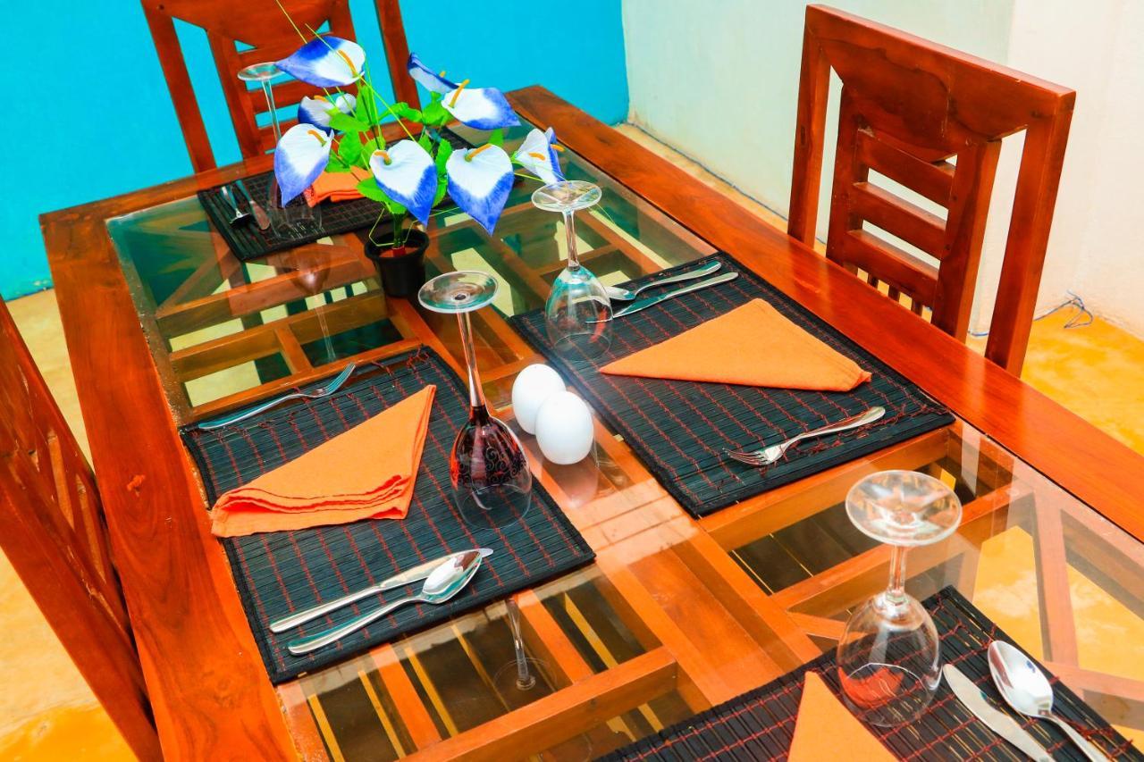 Like Mike Tourist Guest House & Restaurant Негомбо Екстериор снимка