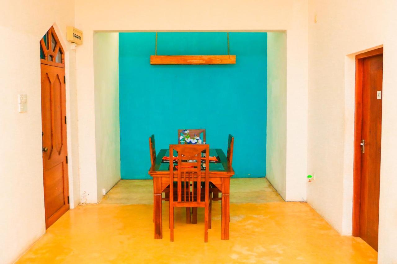 Like Mike Tourist Guest House & Restaurant Негомбо Екстериор снимка