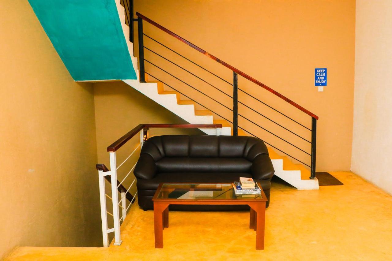 Like Mike Tourist Guest House & Restaurant Негомбо Екстериор снимка